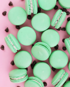 mint chocolate macarons