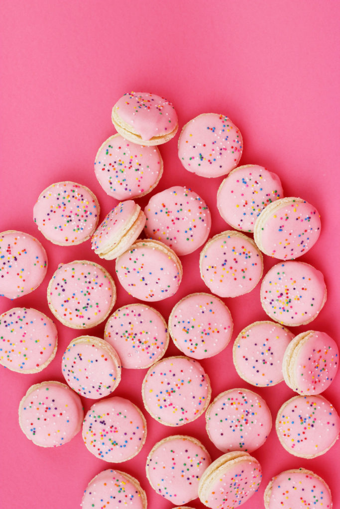 frosted animal cracker macaron