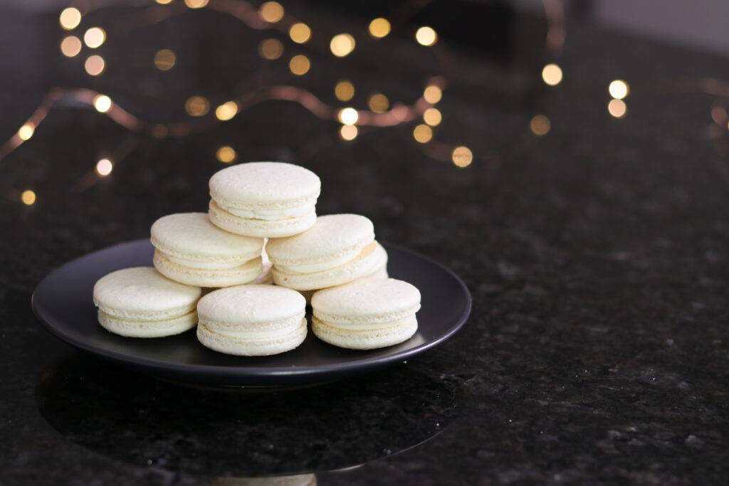 cinnamon roll macarons